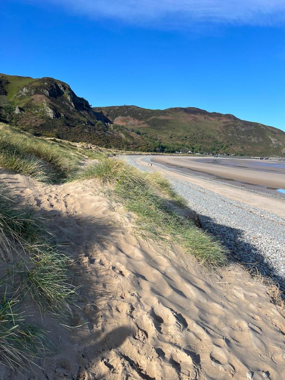 Charming, Cozy Apartment, 2 Mins From The Beach Llanfairfechan Exterior photo